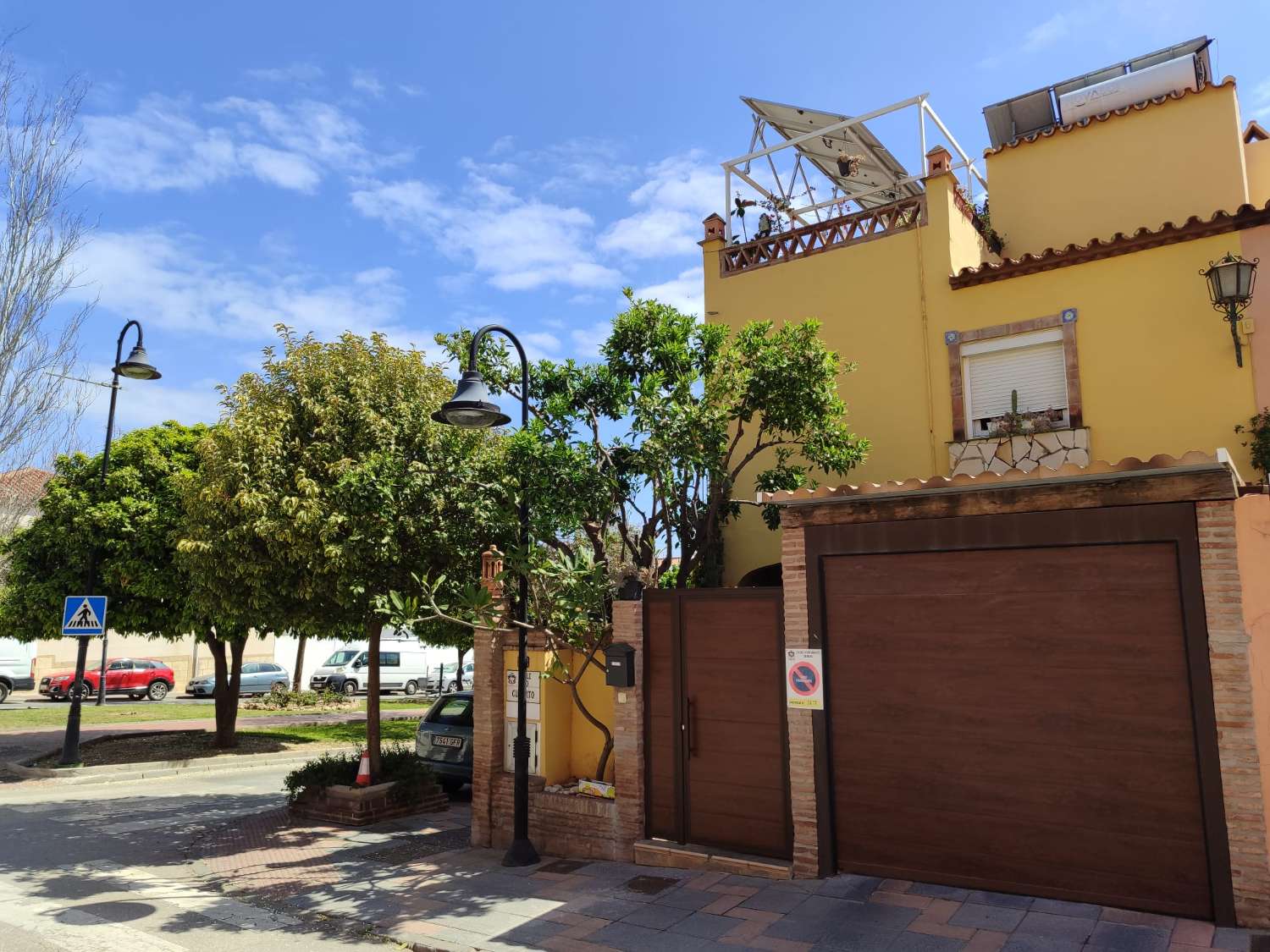 Spacieuse villa jumelée d’angle à vendre entièrement rénovée à Mijas