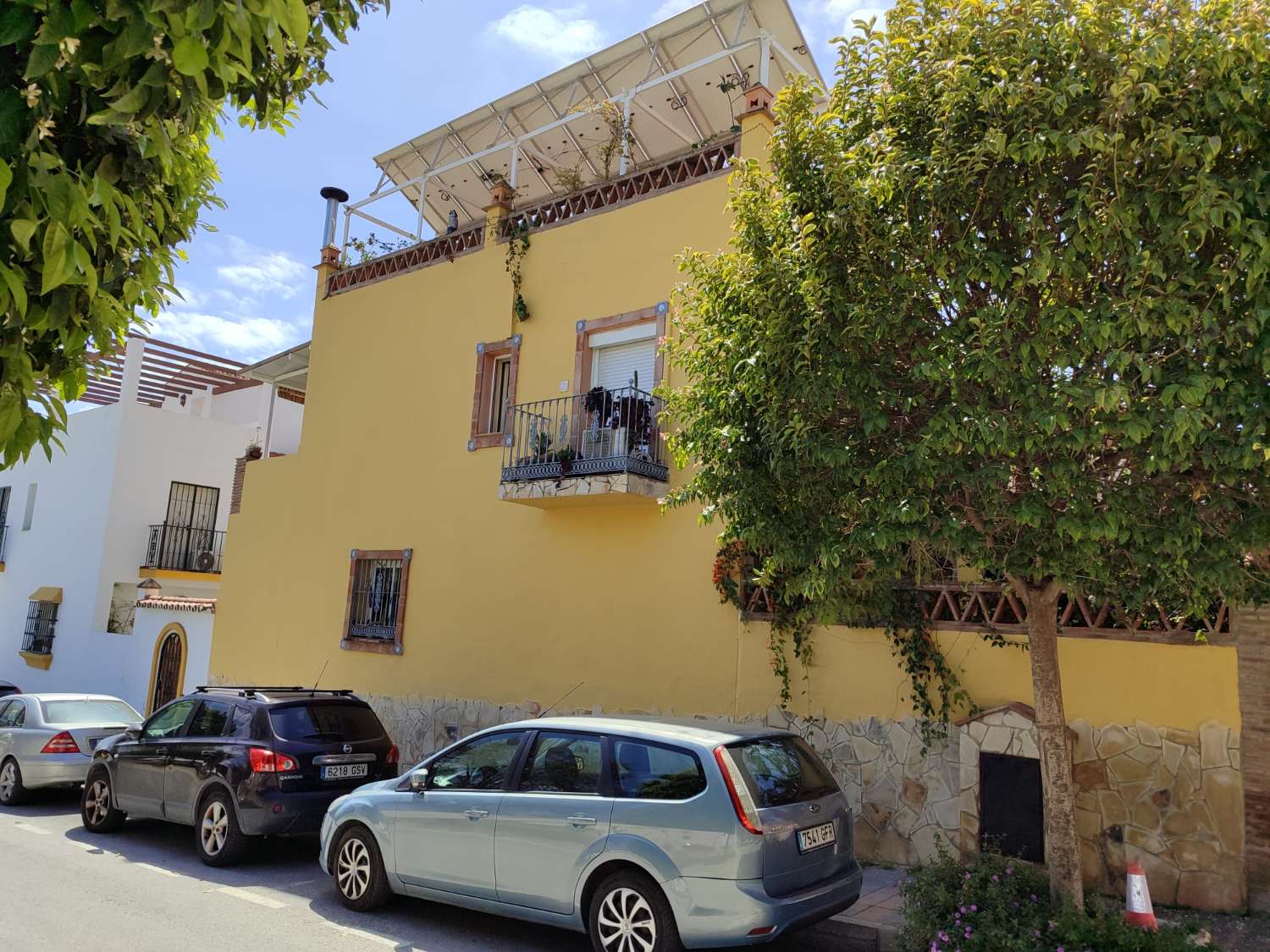 Spacieuse villa jumelée d’angle à vendre entièrement rénovée à Mijas