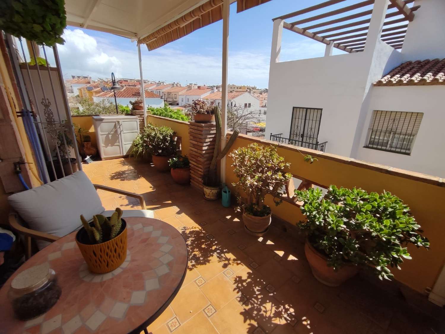 Spacieuse villa jumelée d’angle à vendre entièrement rénovée à Mijas