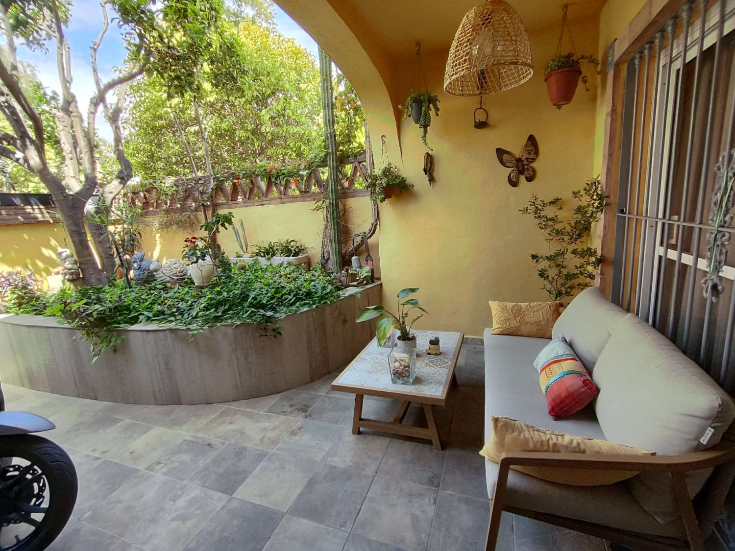 Spacieuse villa jumelée d’angle à vendre entièrement rénovée à Mijas