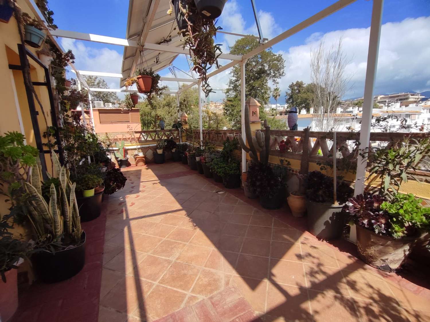 Spacieuse villa jumelée d’angle à vendre entièrement rénovée à Mijas