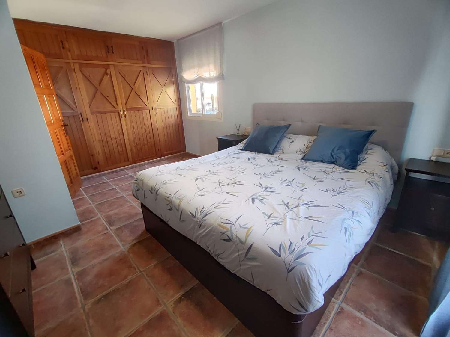 Spacieuse villa jumelée d’angle à vendre entièrement rénovée à Mijas