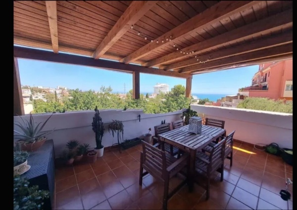 SE ALQUILA POR LARGA TEMPORADA BONITO CHALET ADOSADO  CON VISTAS AL MAR EN ZONA TORREBLANCA (FUENGIROLA)