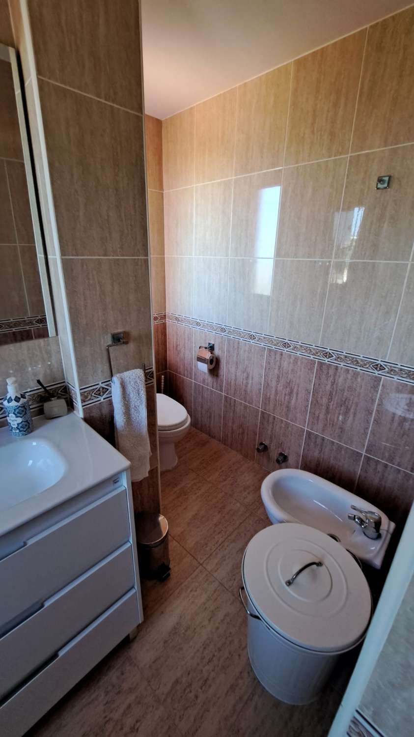 SE ALQUILA POR LARGA TEMPORADA BONITO CHALET ADOSADO  CON VISTAS AL MAR EN ZONA TORREBLANCA (FUENGIROLA)