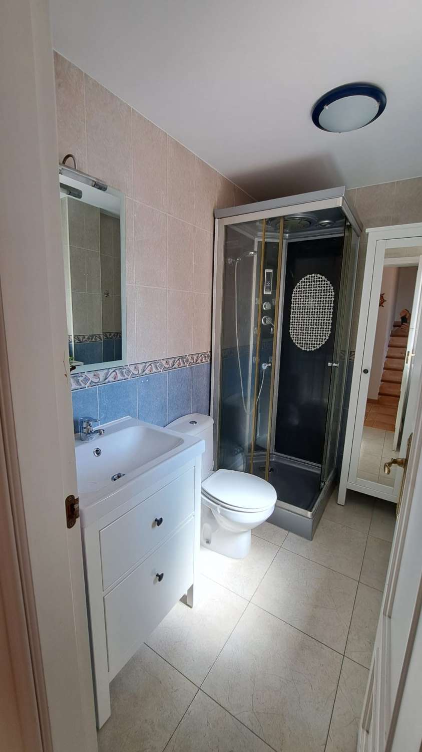 SE ALQUILA POR LARGA TEMPORADA BONITO CHALET ADOSADO  CON VISTAS AL MAR EN ZONA TORREBLANCA (FUENGIROLA)