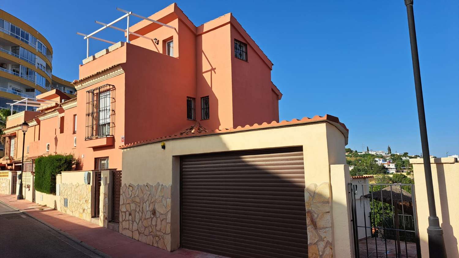 SE ALQUILA POR LARGA TEMPORADA BONITO CHALET ADOSADO  CON VISTAS AL MAR EN ZONA TORREBLANCA (FUENGIROLA)