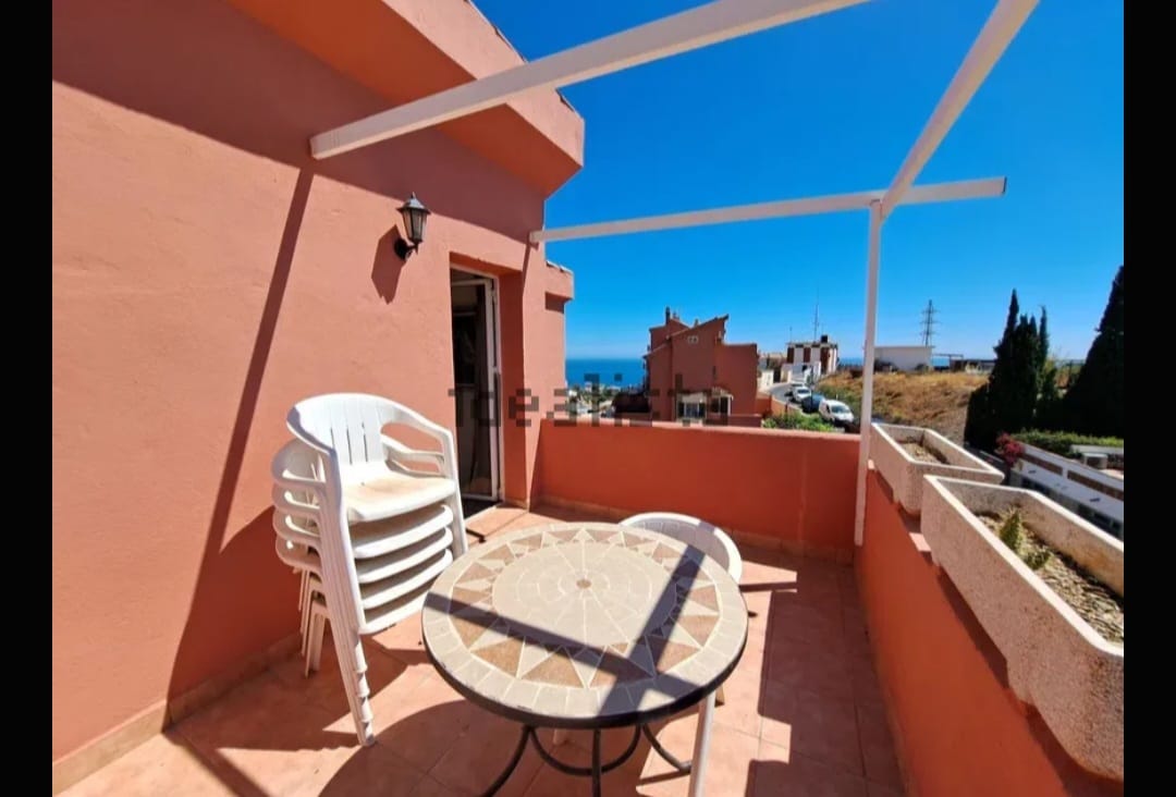 SE ALQUILA POR LARGA TEMPORADA BONITO CHALET ADOSADO  CON VISTAS AL MAR EN ZONA TORREBLANCA (FUENGIROLA)