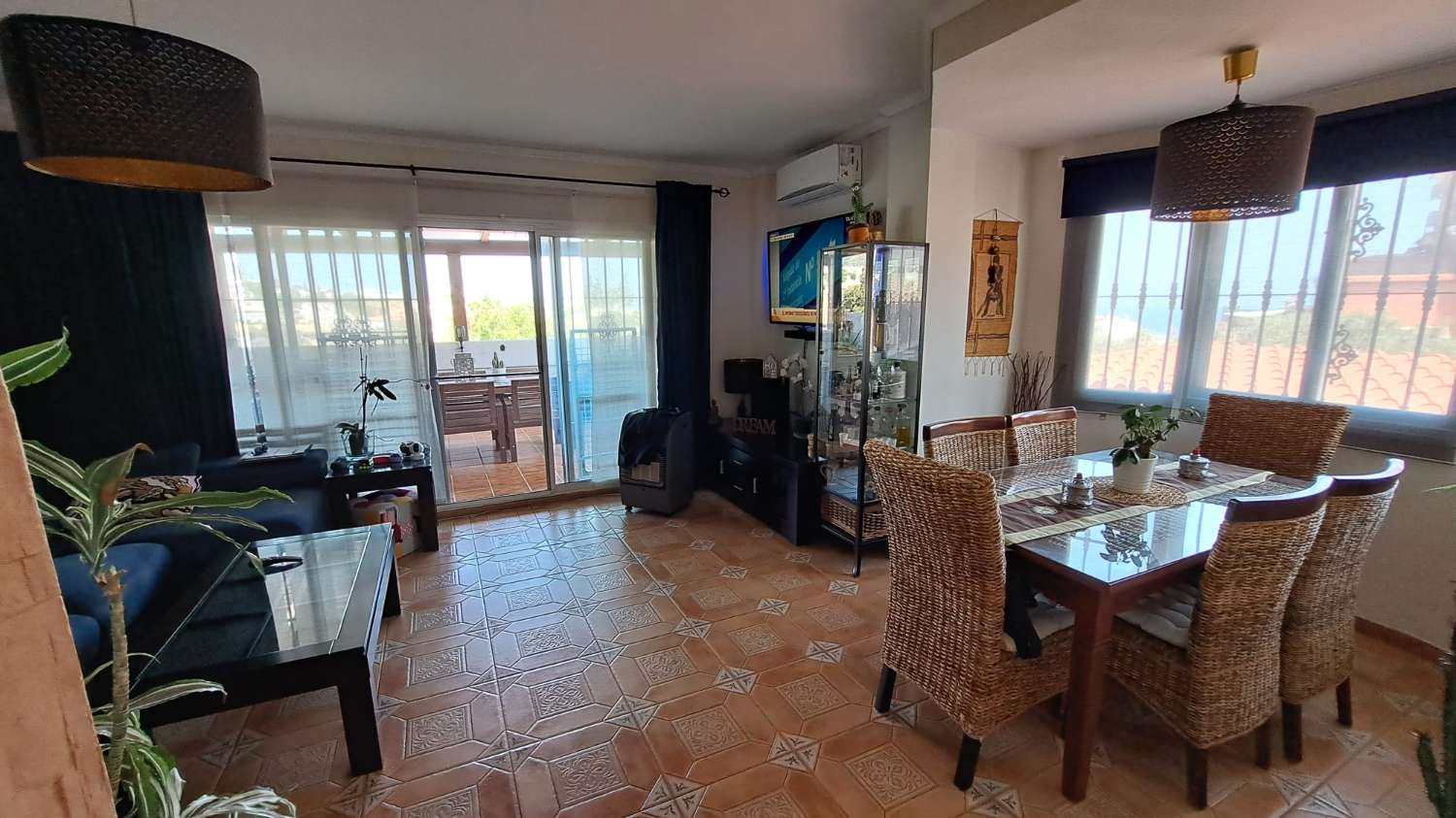 SE ALQUILA POR LARGA TEMPORADA BONITO CHALET ADOSADO  CON VISTAS AL MAR EN ZONA TORREBLANCA (FUENGIROLA)