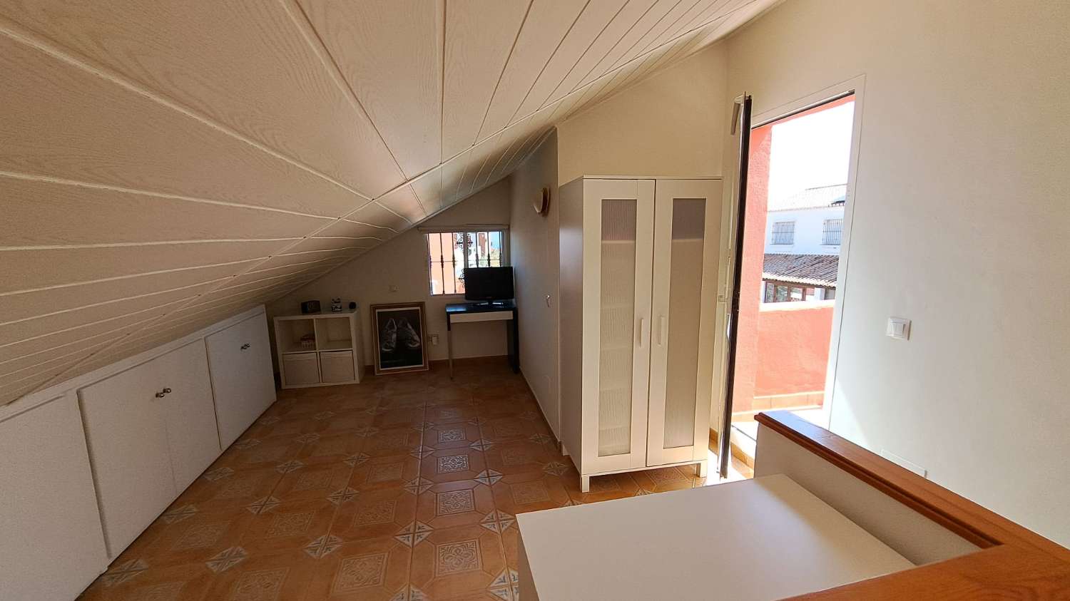 SE ALQUILA POR LARGA TEMPORADA BONITO CHALET ADOSADO  CON VISTAS AL MAR EN ZONA TORREBLANCA (FUENGIROLA)