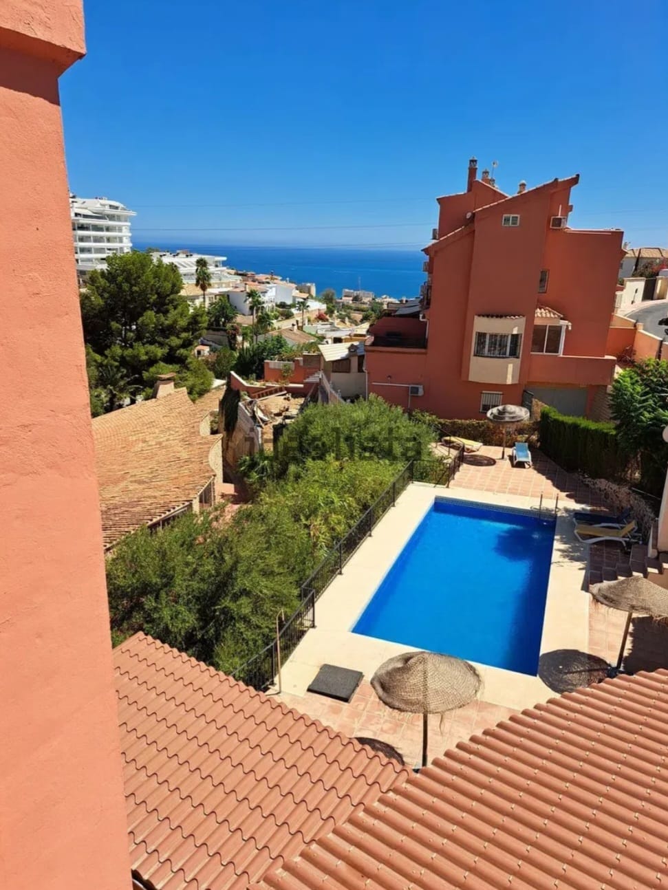 SE ALQUILA POR LARGA TEMPORADA BONITO CHALET ADOSADO  CON VISTAS AL MAR EN ZONA TORREBLANCA (FUENGIROLA)