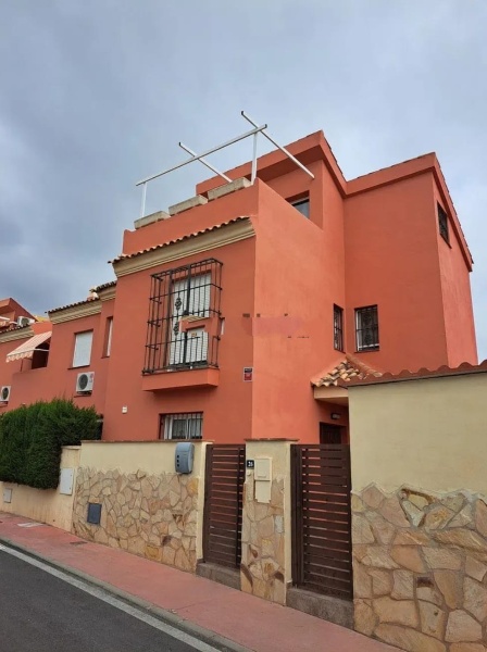 SE ALQUILA POR LARGA TEMPORADA BONITO CHALET ADOSADO  CON VISTAS AL MAR EN ZONA TORREBLANCA (FUENGIROLA)