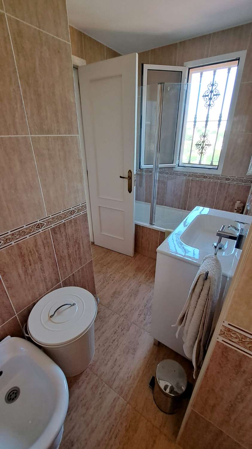 SE ALQUILA POR LARGA TEMPORADA BONITO CHALET ADOSADO  CON VISTAS AL MAR EN ZONA TORREBLANCA (FUENGIROLA)