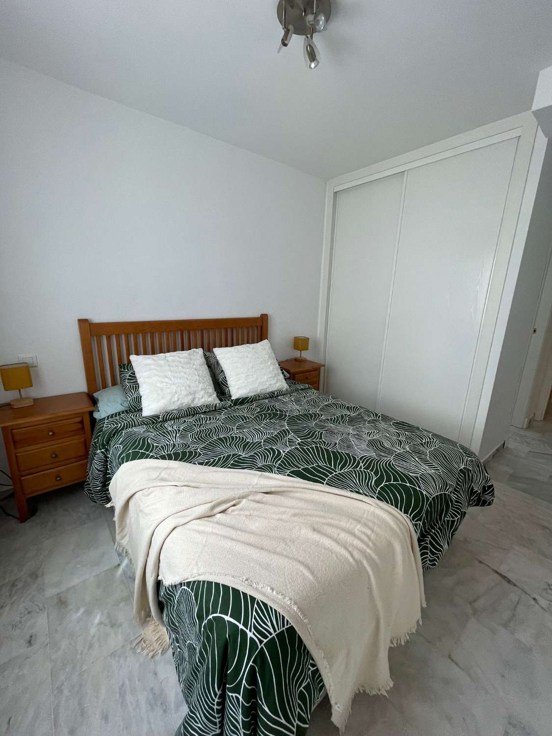 SE ALQUILA POR LARGA TEMPORADA BONITO APARTAMENTO EN BENALMADENA