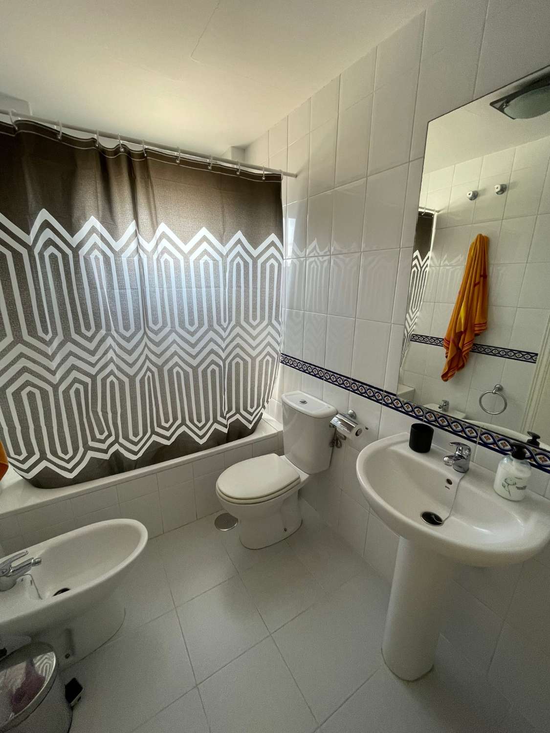 SE ALQUILA POR LARGA TEMPORADA BONITO APARTAMENTO EN BENALMADENA