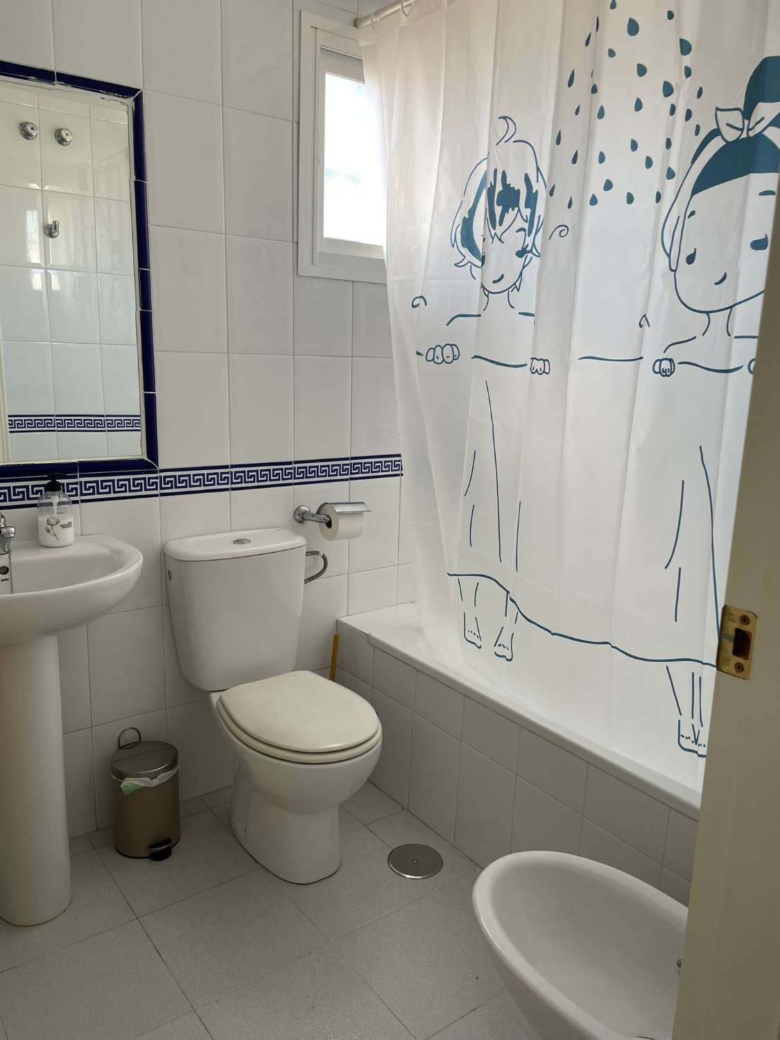 SE ALQUILA POR LARGA TEMPORADA BONITO APARTAMENTO EN BENALMADENA