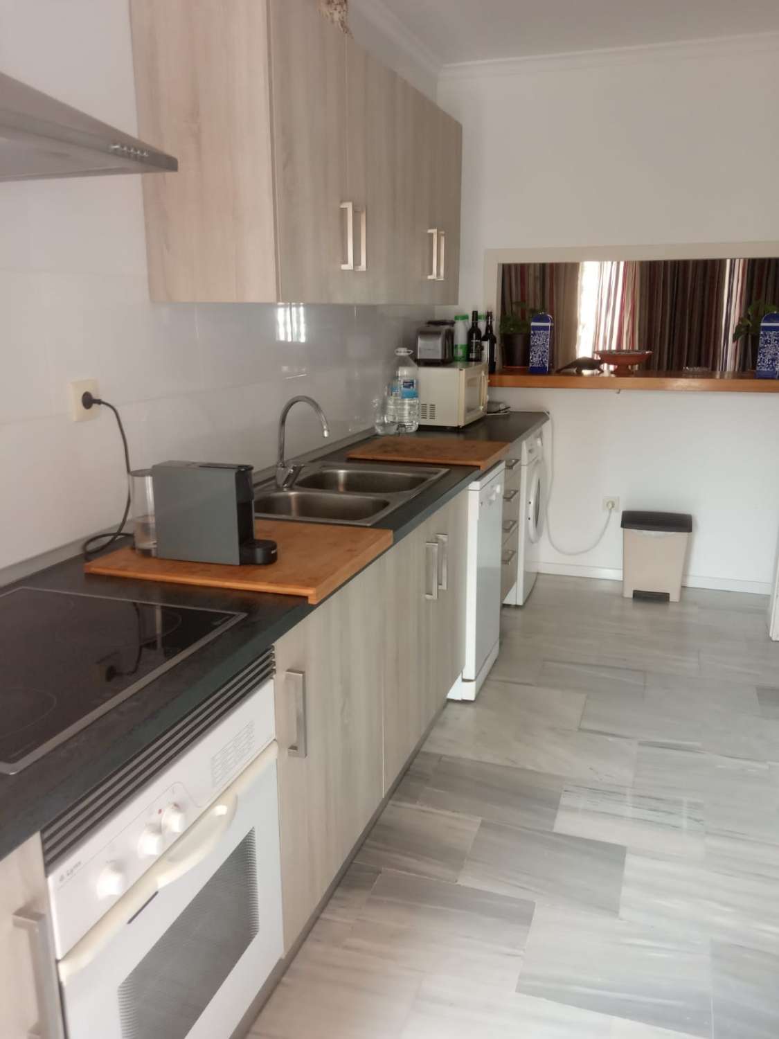 MEDIA TEMPORADA. SE ALQUILA DE 01/9/2027- 31/05/2028 BONITO APARTAMENTO EN LA CARIHUELA A 50 METROS DE LA PLAYA,