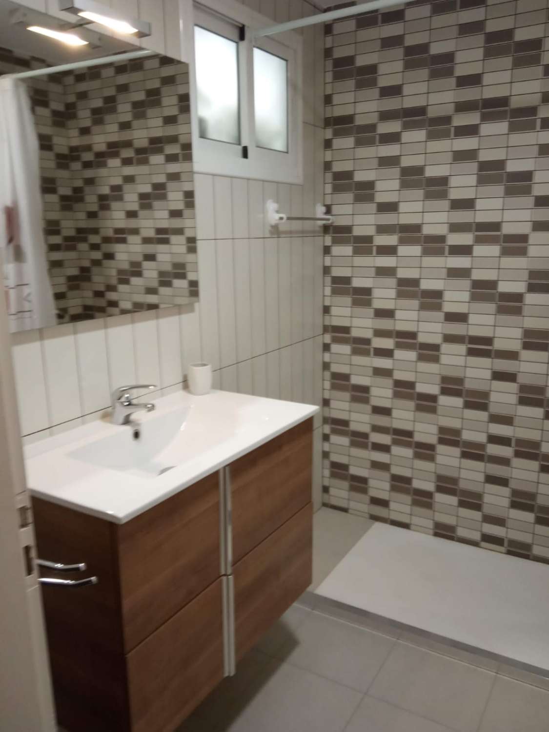 MEDIA TEMPORADA. SE ALQUILA DE 01/9/2027- 31/05/2028 BONITO APARTAMENTO EN LA CARIHUELA A 50 METROS DE LA PLAYA,