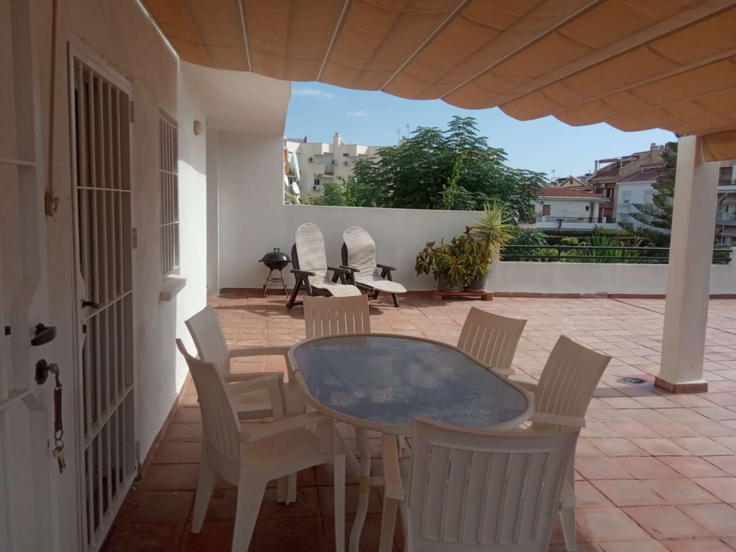 MEDIA TEMPORADA. SE ALQUILA DE 01/9/2027- 31/05/2028 BONITO APARTAMENTO EN LA CARIHUELA A 50 METROS DE LA PLAYA,