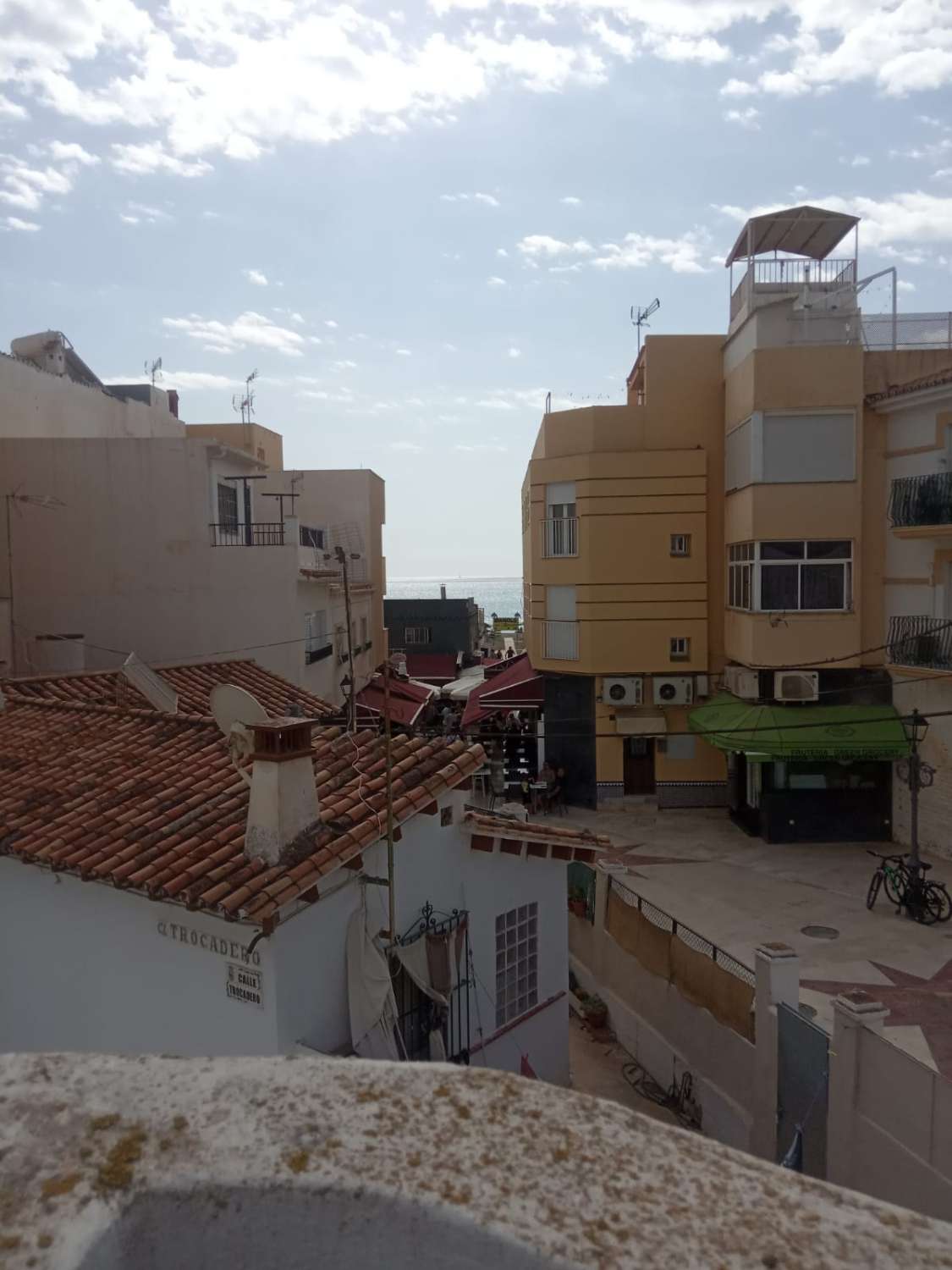 MEDIA TEMPORADA. SE ALQUILA DE 01/9/2027- 31/05/2028 BONITO APARTAMENTO EN LA CARIHUELA A 50 METROS DE LA PLAYA,