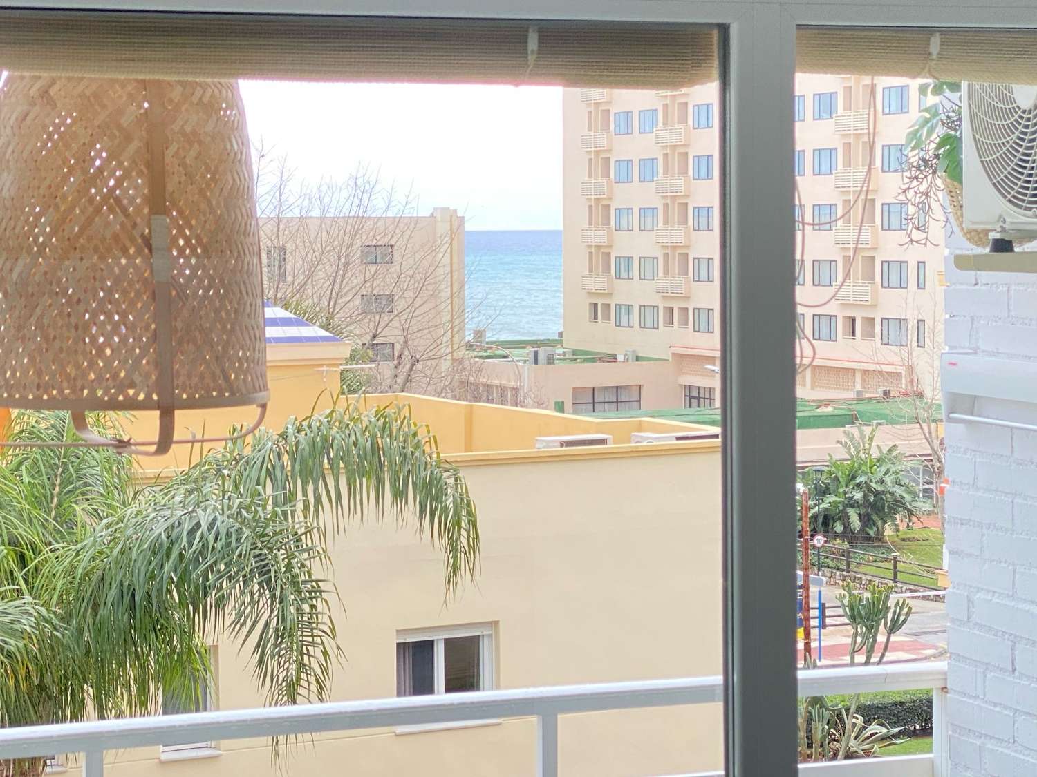 MEDIA TEMPORADA , SE ALQUILA DESDE 1.11.26-28.2.27BONITO APARTAMENTO REFORMADO CON VISTAS AL MAR EN LA CARIHUELA (TORREMOLINOS)