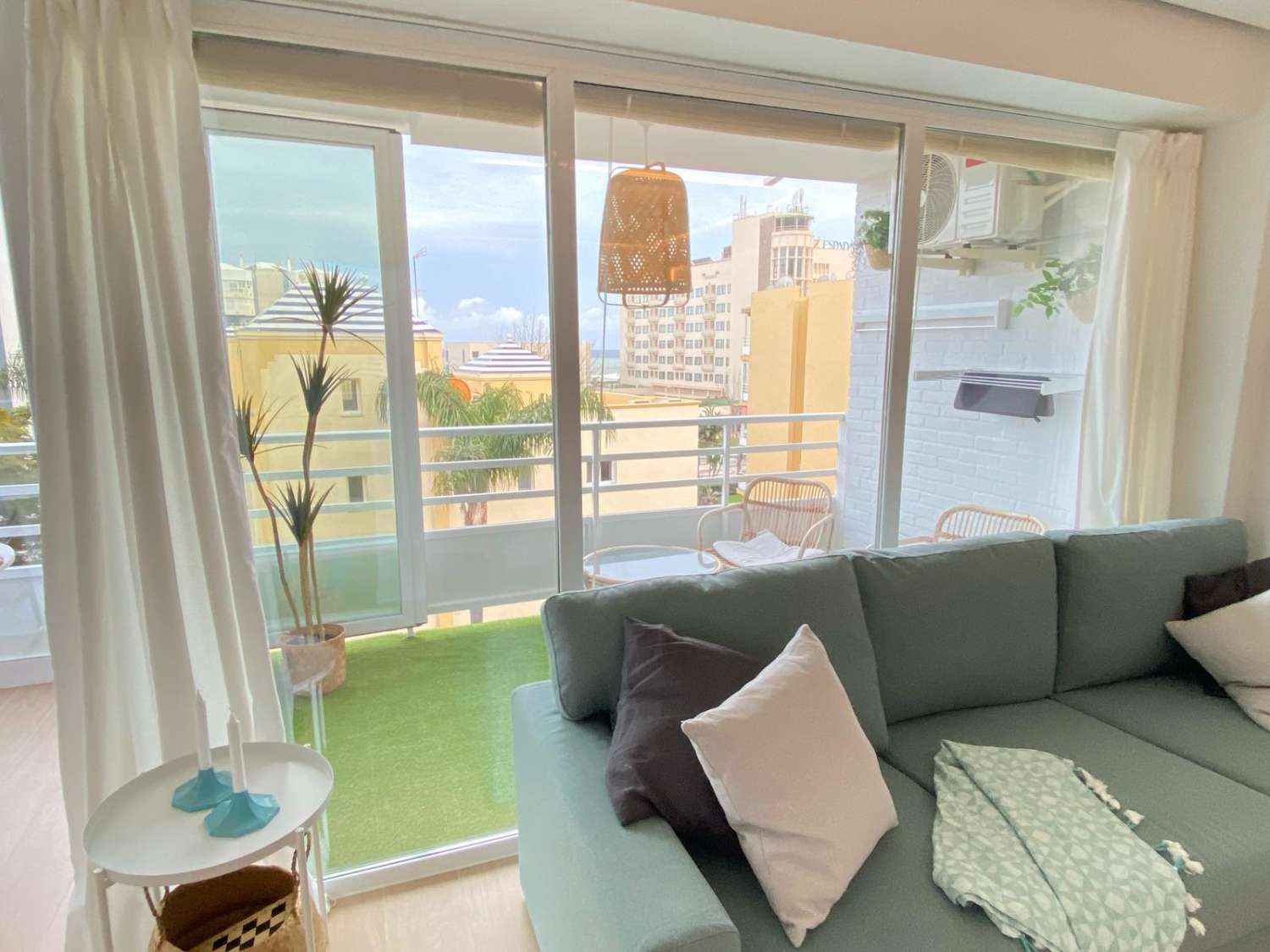 MEDIA TEMPORADA , SE ALQUILA DESDE 1.11.26-28.2.27BONITO APARTAMENTO REFORMADO CON VISTAS AL MAR EN LA CARIHUELA (TORREMOLINOS)