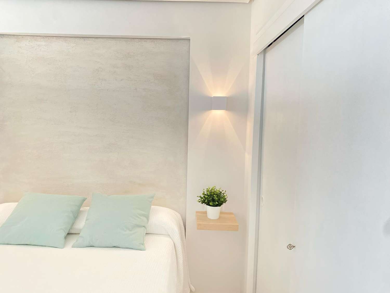 MEDIA TEMPORADA , SE ALQUILA DESDE 1.11.26-28.2.27BONITO APARTAMENTO REFORMADO CON VISTAS AL MAR EN LA CARIHUELA (TORREMOLINOS)