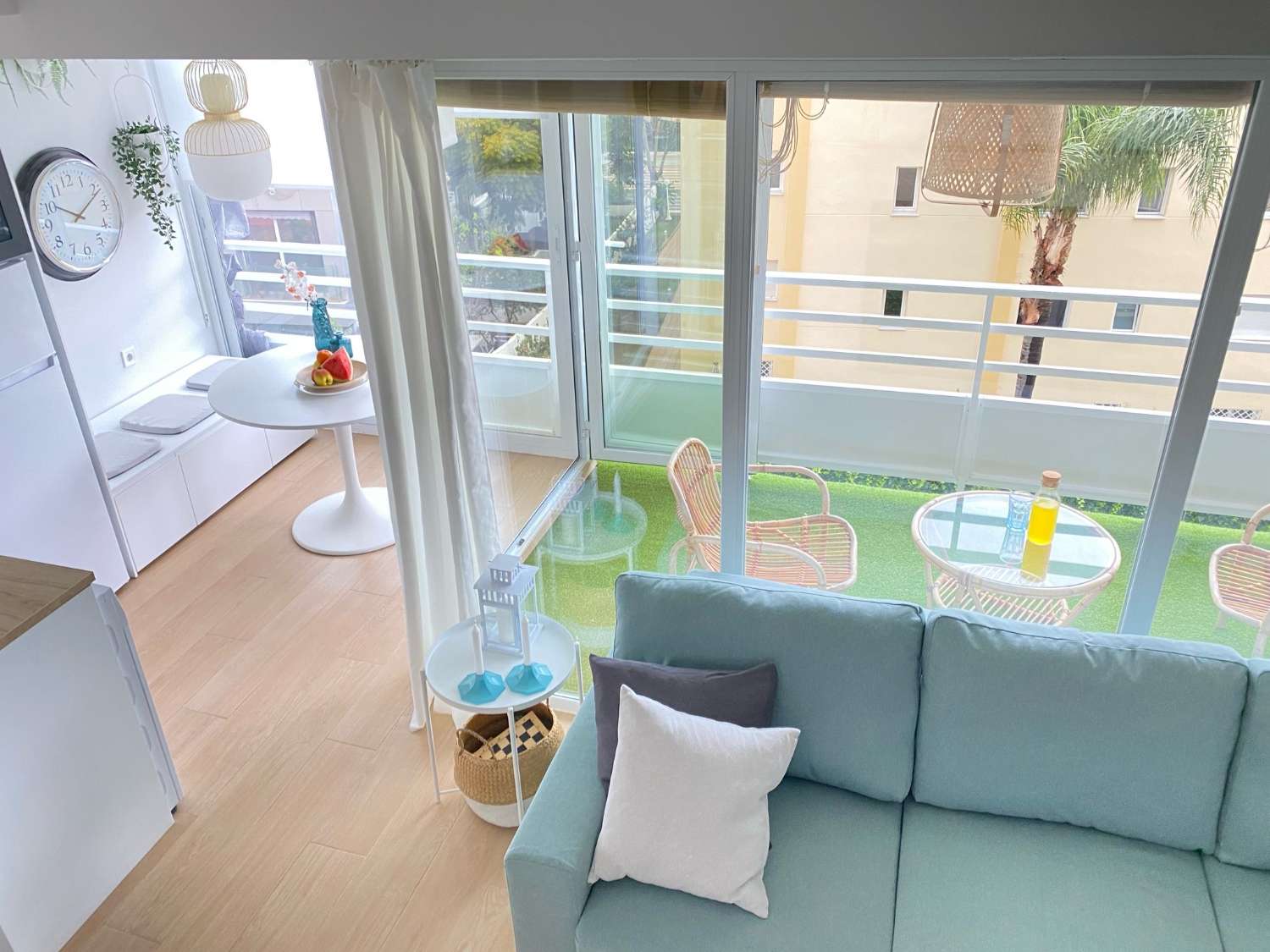 MEDIA TEMPORADA , SE ALQUILA DESDE 1.11.26-28.2.27BONITO APARTAMENTO REFORMADO CON VISTAS AL MAR EN LA CARIHUELA (TORREMOLINOS)