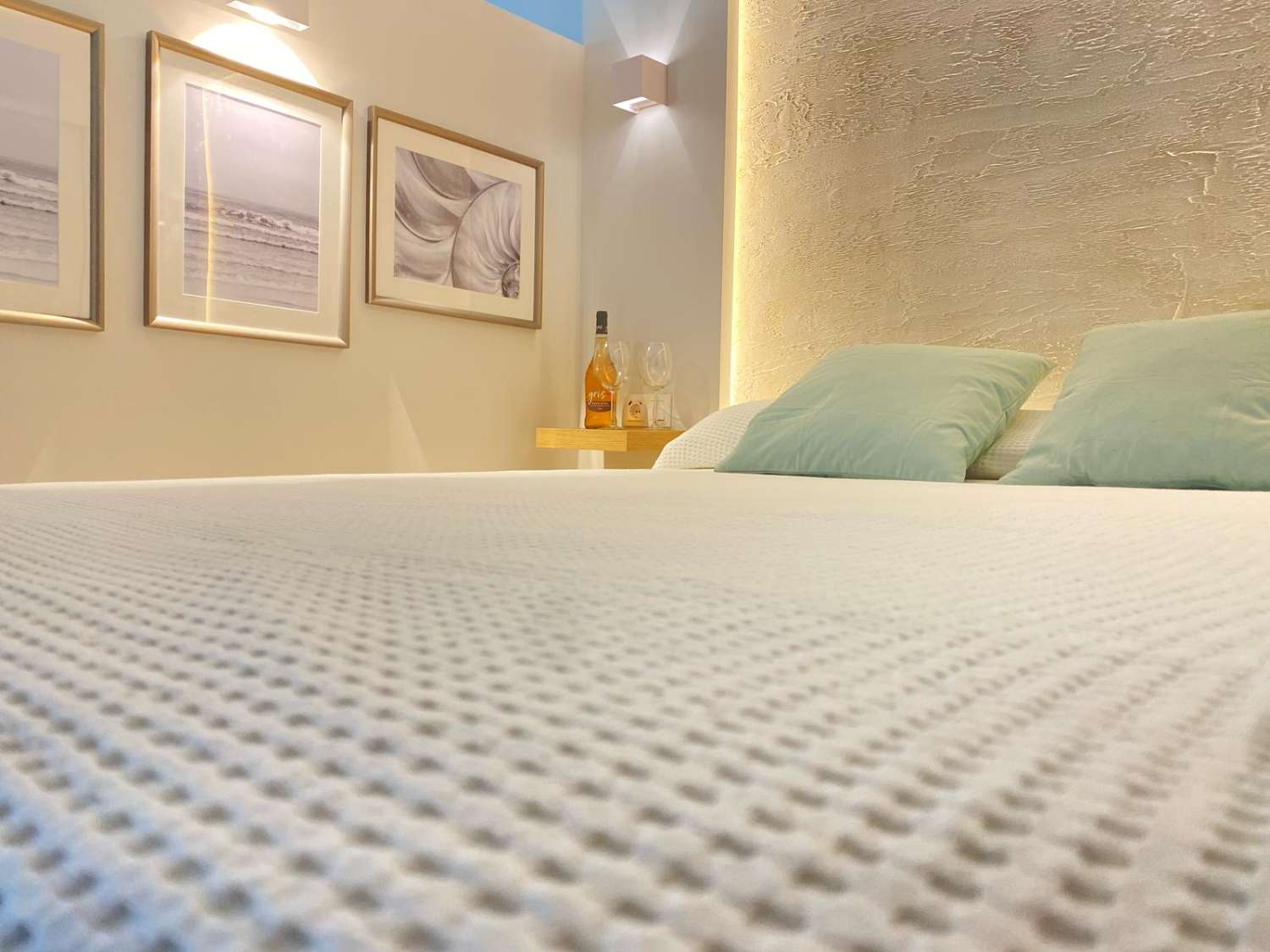 MEDIA TEMPORADA , SE ALQUILA DESDE 1.11.26-28.2.27BONITO APARTAMENTO REFORMADO CON VISTAS AL MAR EN LA CARIHUELA (TORREMOLINOS)