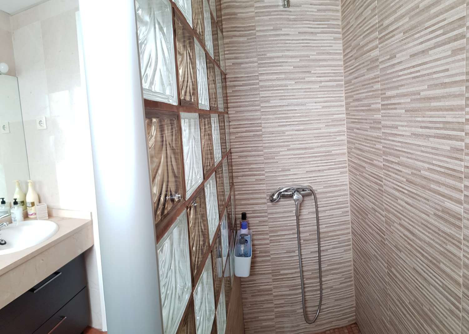 Se alquila dede 30/8/26 -25/627 magnifico apartamento al lado de la playa en La Carihuela (Torremolinos)