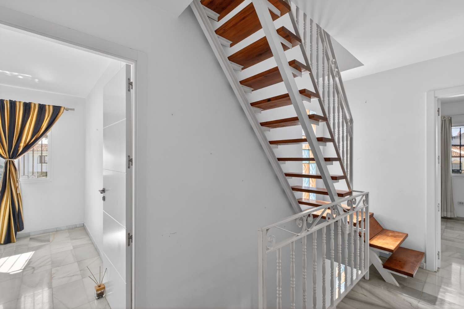 UPEA PARITALO MERINÄKÖALOILLA MYYNNISSÄ CALAHONDASSA (MIJAS)