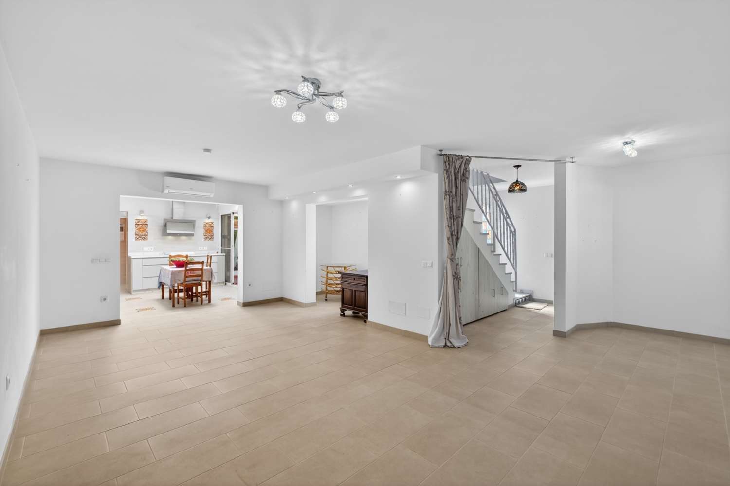 UPEA PARITALO MERINÄKÖALOILLA MYYNNISSÄ CALAHONDASSA (MIJAS)