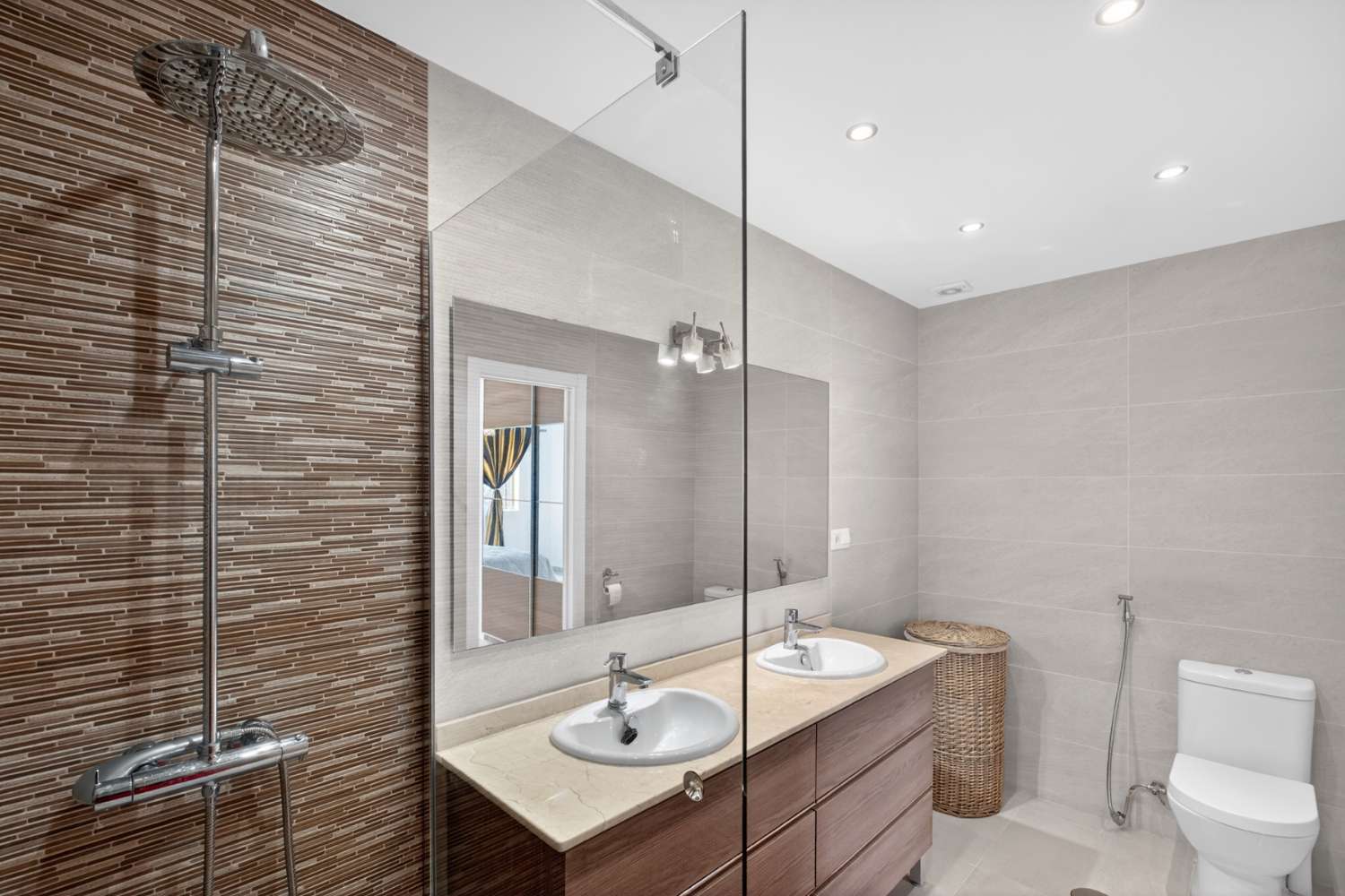 UPEA PARITALO MERINÄKÖALOILLA MYYNNISSÄ CALAHONDASSA (MIJAS)