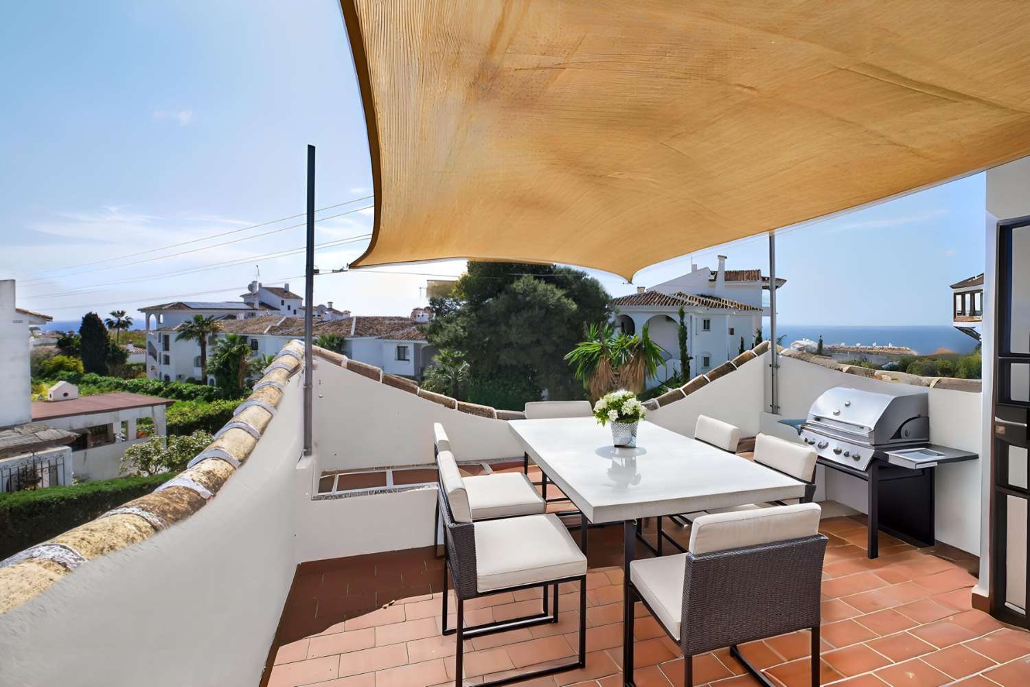 UPEA PARITALO MERINÄKÖALOILLA MYYNNISSÄ CALAHONDASSA (MIJAS)