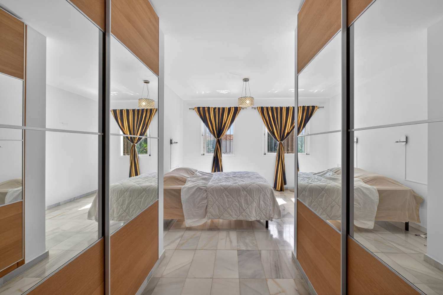 UPEA PARITALO MERINÄKÖALOILLA MYYNNISSÄ CALAHONDASSA (MIJAS)