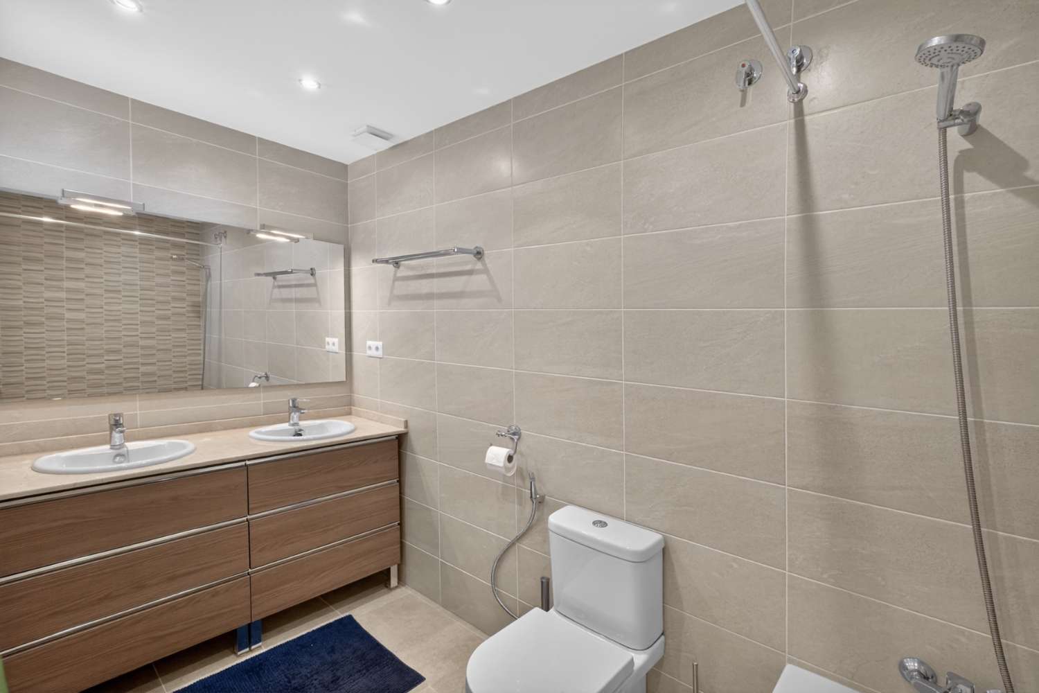 UPEA PARITALO MERINÄKÖALOILLA MYYNNISSÄ CALAHONDASSA (MIJAS)