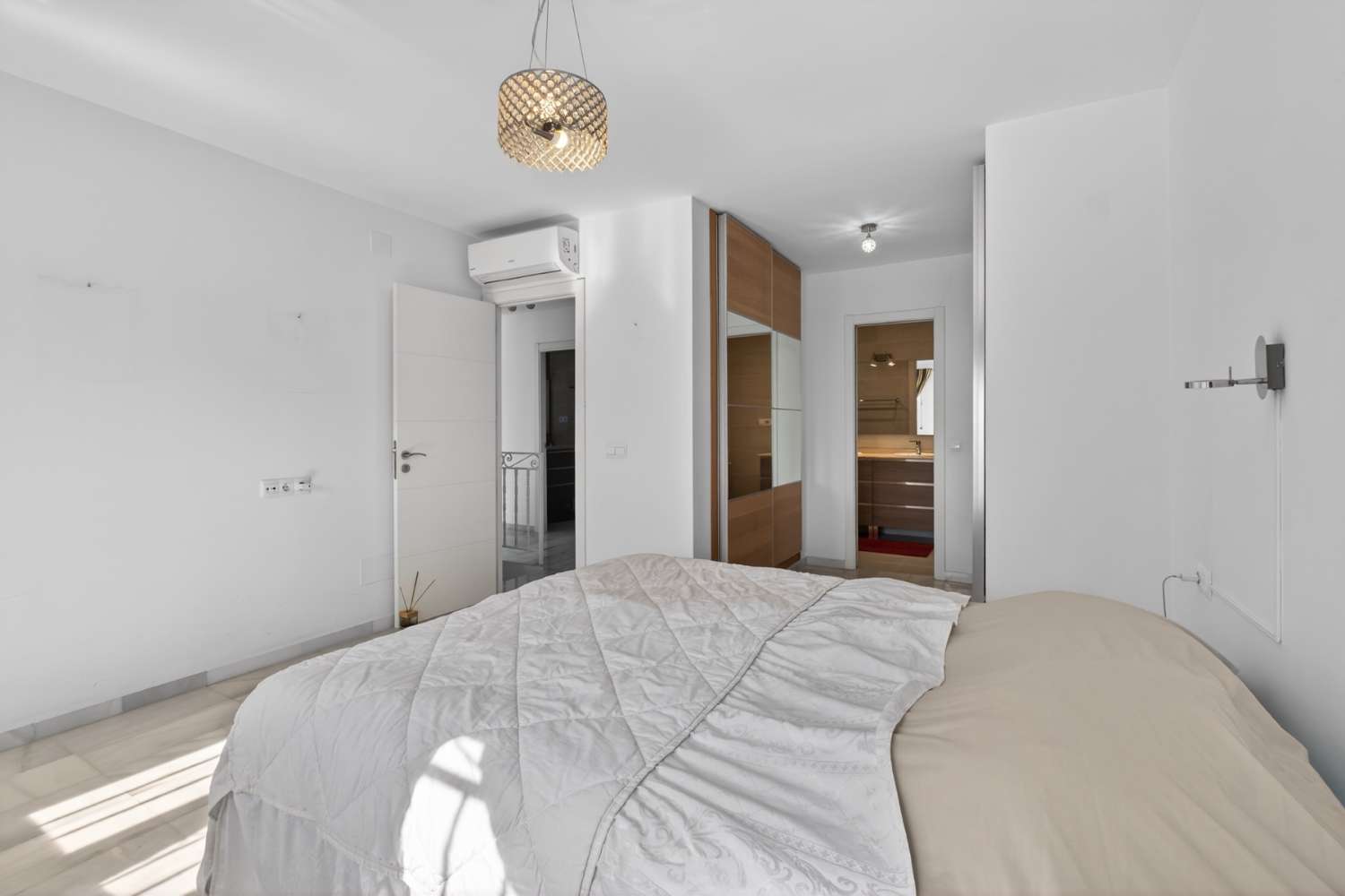 UPEA PARITALO MERINÄKÖALOILLA MYYNNISSÄ CALAHONDASSA (MIJAS)