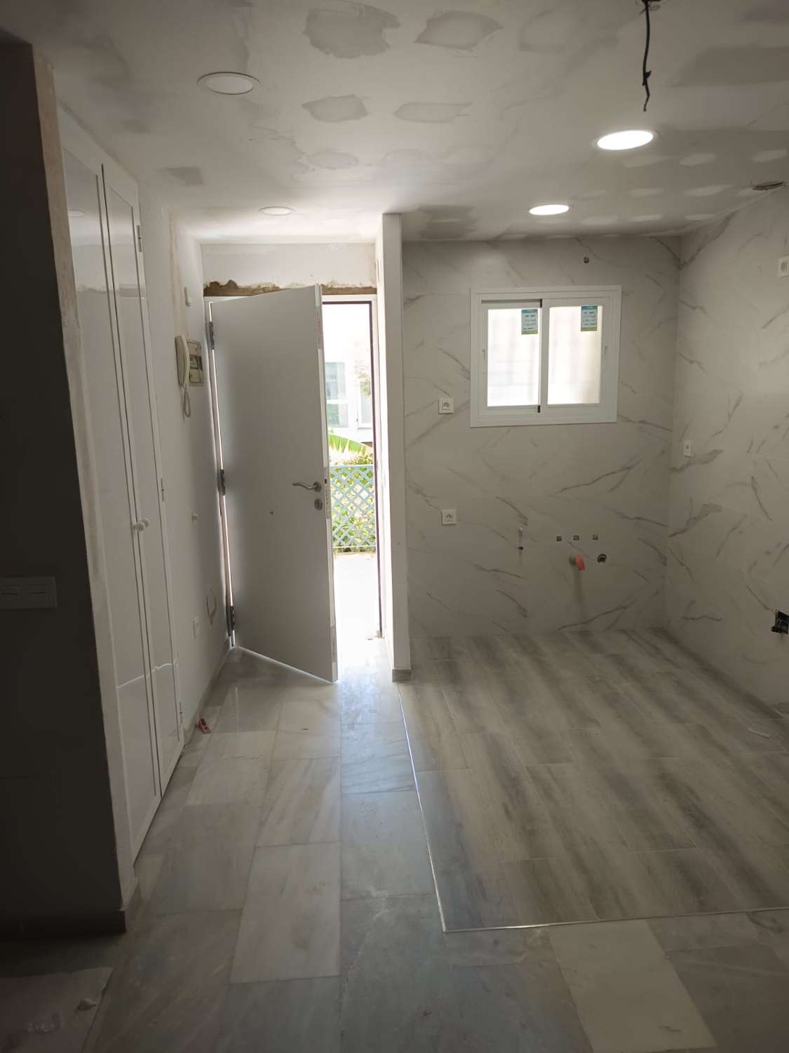 MEDIA TEMPORADA SE ALQUILA DESDE 1.9.26- 15.6.27 BONITO APARTAMENTO EN PLANTA BAJA A 200 METROS DE LA PLAYA EN BENALMADENA