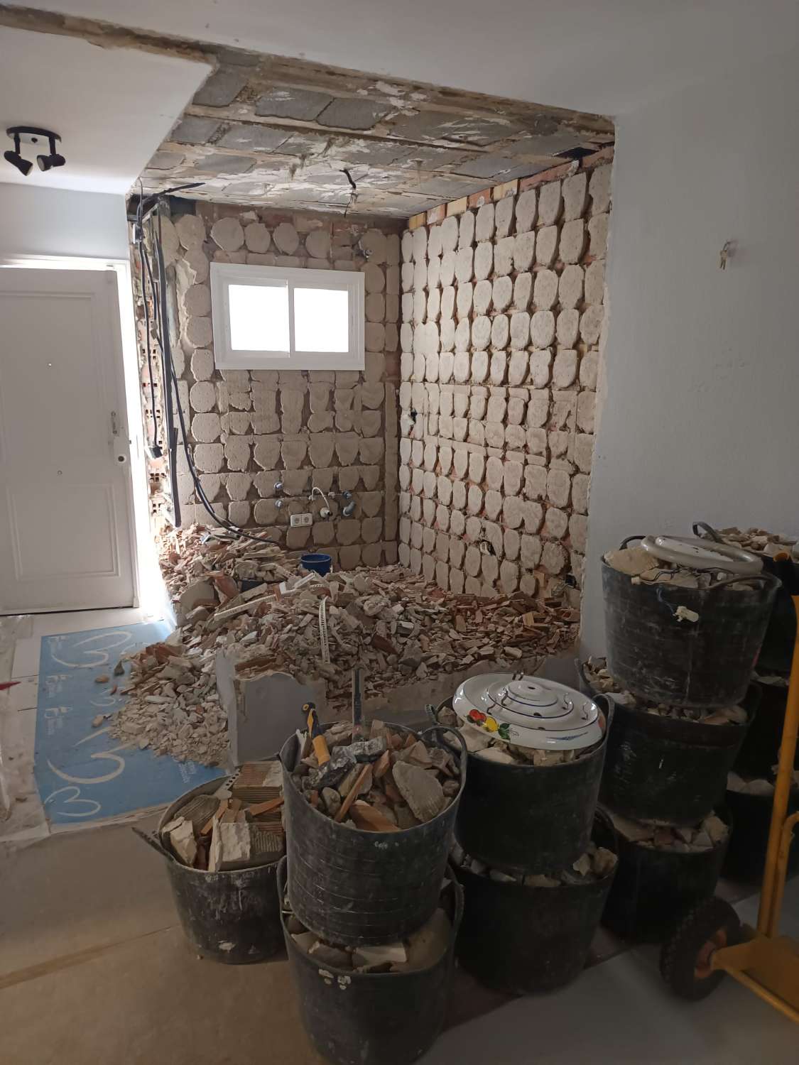 MEDIA TEMPORADA SE ALQUILA DESDE 1.9.26- 15.6.27 BONITO APARTAMENTO EN PLANTA BAJA A 200 METROS DE LA PLAYA EN BENALMADENA