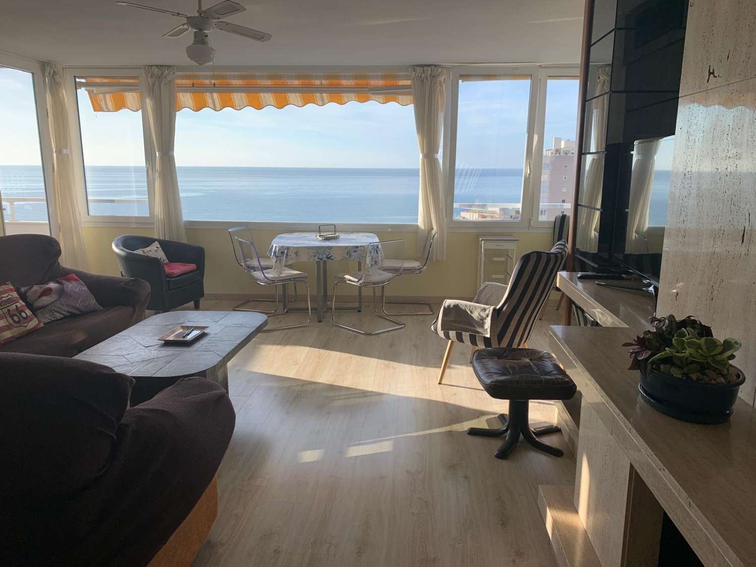 MEDIA TEMPORADA SE ALQUILA DESDE 1.4.27-30.6.27 BONITO APARTAMENTO CON VISTAS AL MAR EN ZONA PLAYAMAR (TORREMOLINOS)