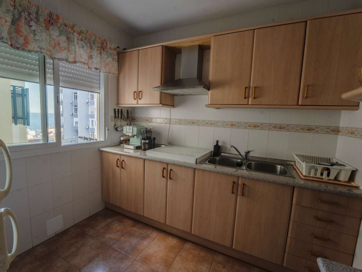 MEDIA TEMPORADA . SE ALQUILA DESDE EL 01/9/2026-30.6.27 BONITO APARTAMENTO CON VISTAS AL MAR EN LA CARIHUELA (TORREMOLINOS