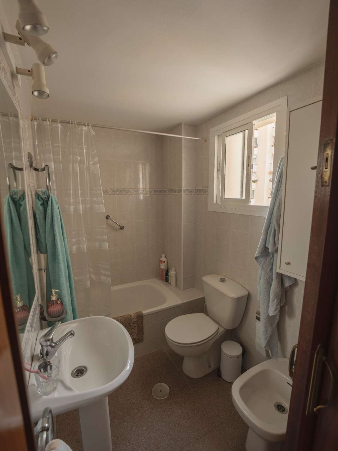 MEDIA TEMPORADA . SE ALQUILA DESDE EL 01/9/2026-30.6.27 BONITO APARTAMENTO CON VISTAS AL MAR EN LA CARIHUELA (TORREMOLINOS