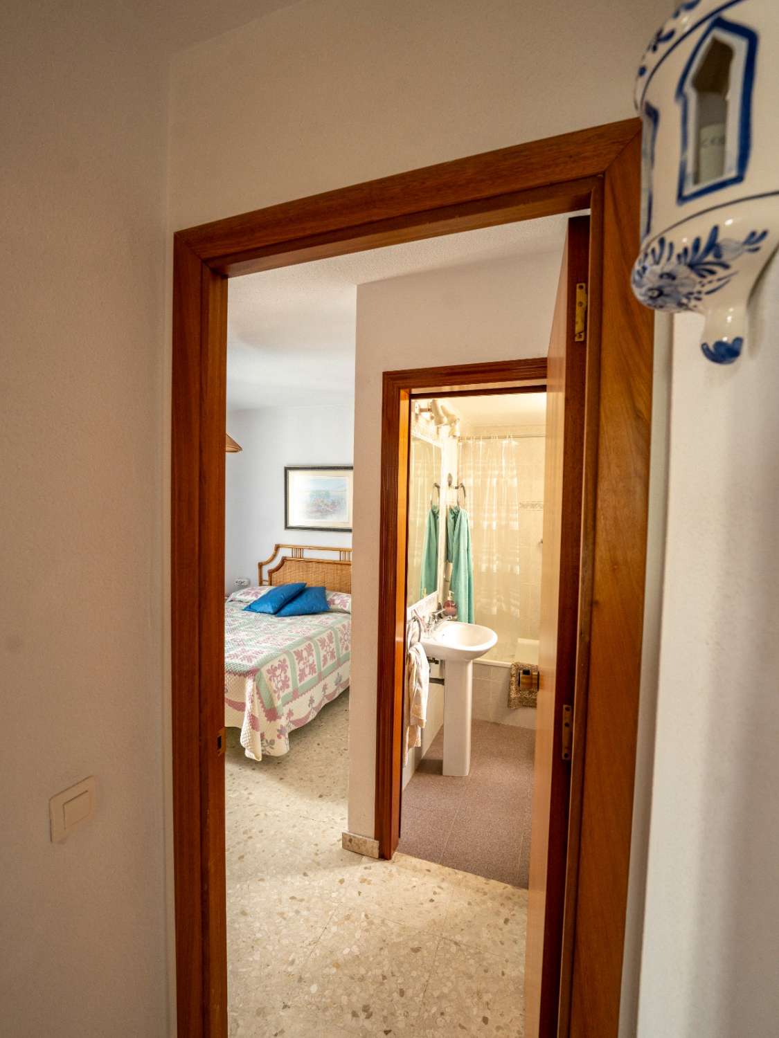 MEDIA TEMPORADA . SE ALQUILA DESDE EL 01/9/2026-30.6.27 BONITO APARTAMENTO CON VISTAS AL MAR EN LA CARIHUELA (TORREMOLINOS