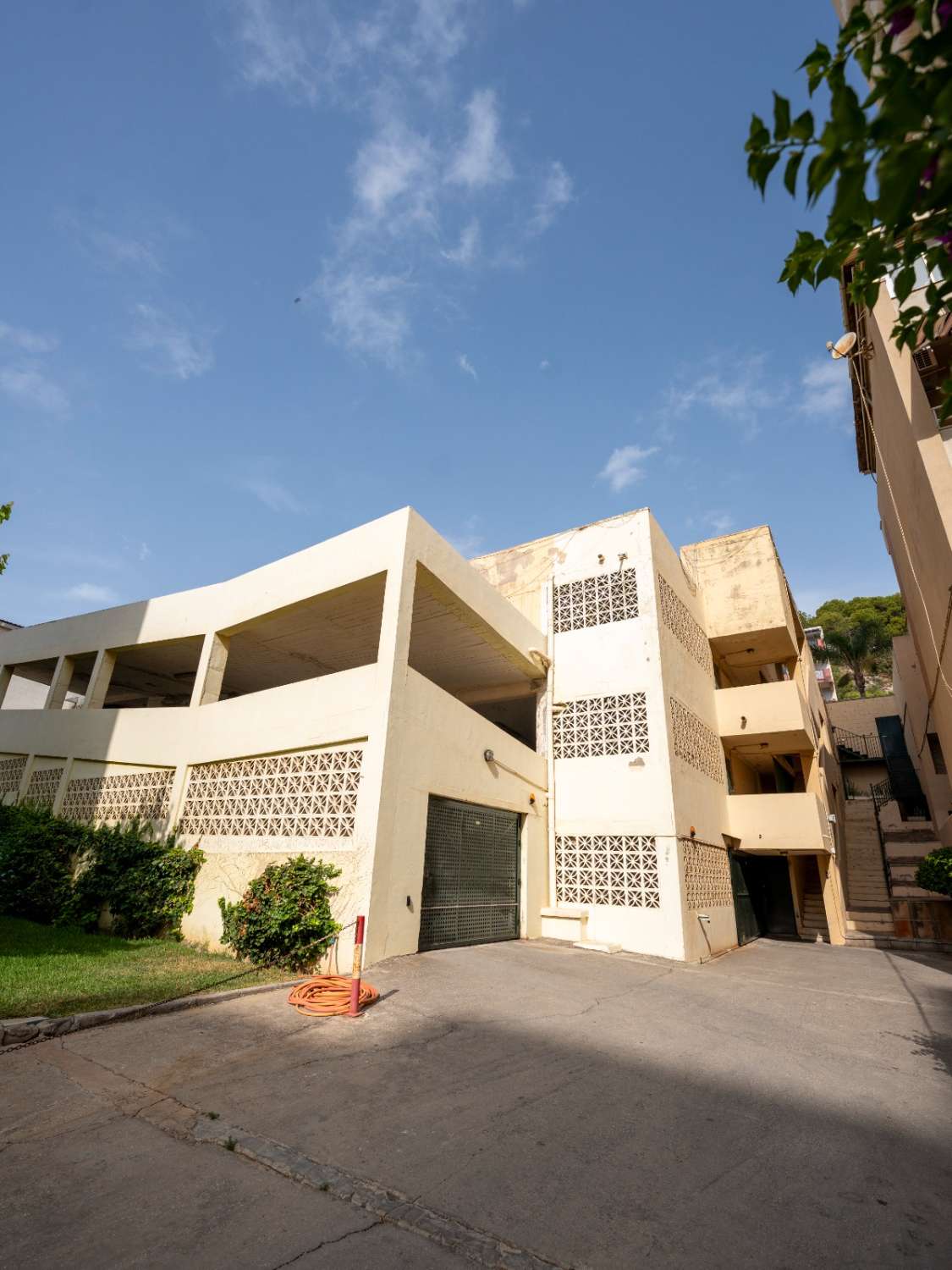 MEDIA TEMPORADA . SE ALQUILA DESDE EL 01/9/2026-30.6.27 BONITO APARTAMENTO CON VISTAS AL MAR EN LA CARIHUELA (TORREMOLINOS