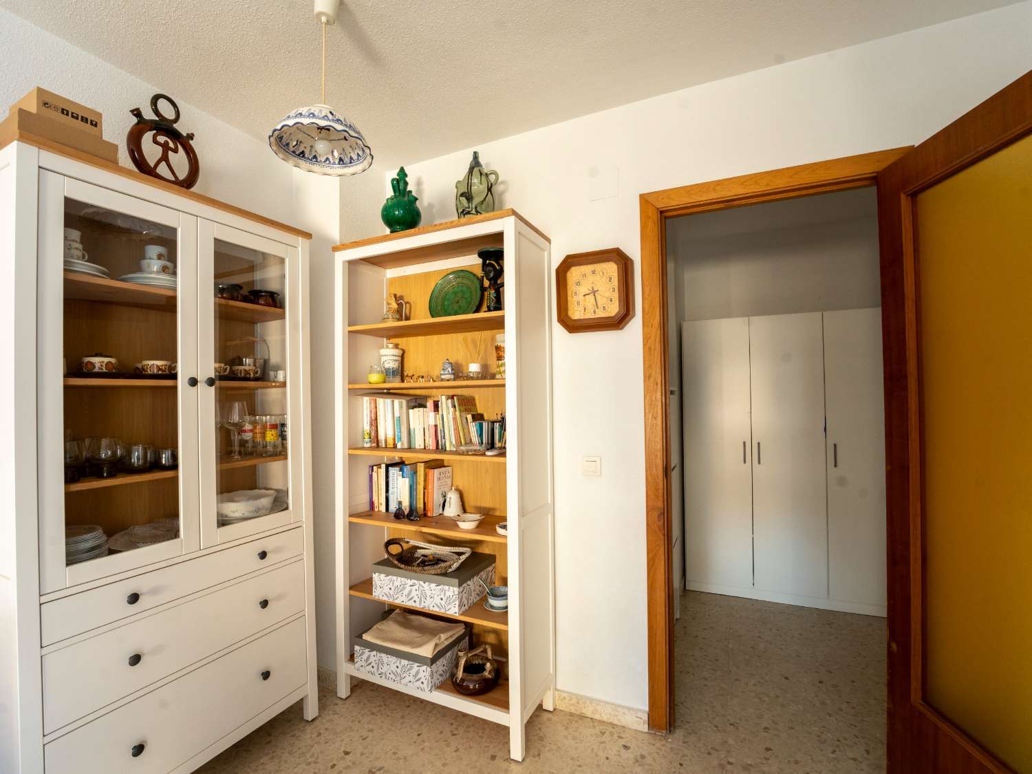 MEDIA TEMPORADA . SE ALQUILA DESDE EL 01/9/2026-30.6.27 BONITO APARTAMENTO CON VISTAS AL MAR EN LA CARIHUELA (TORREMOLINOS