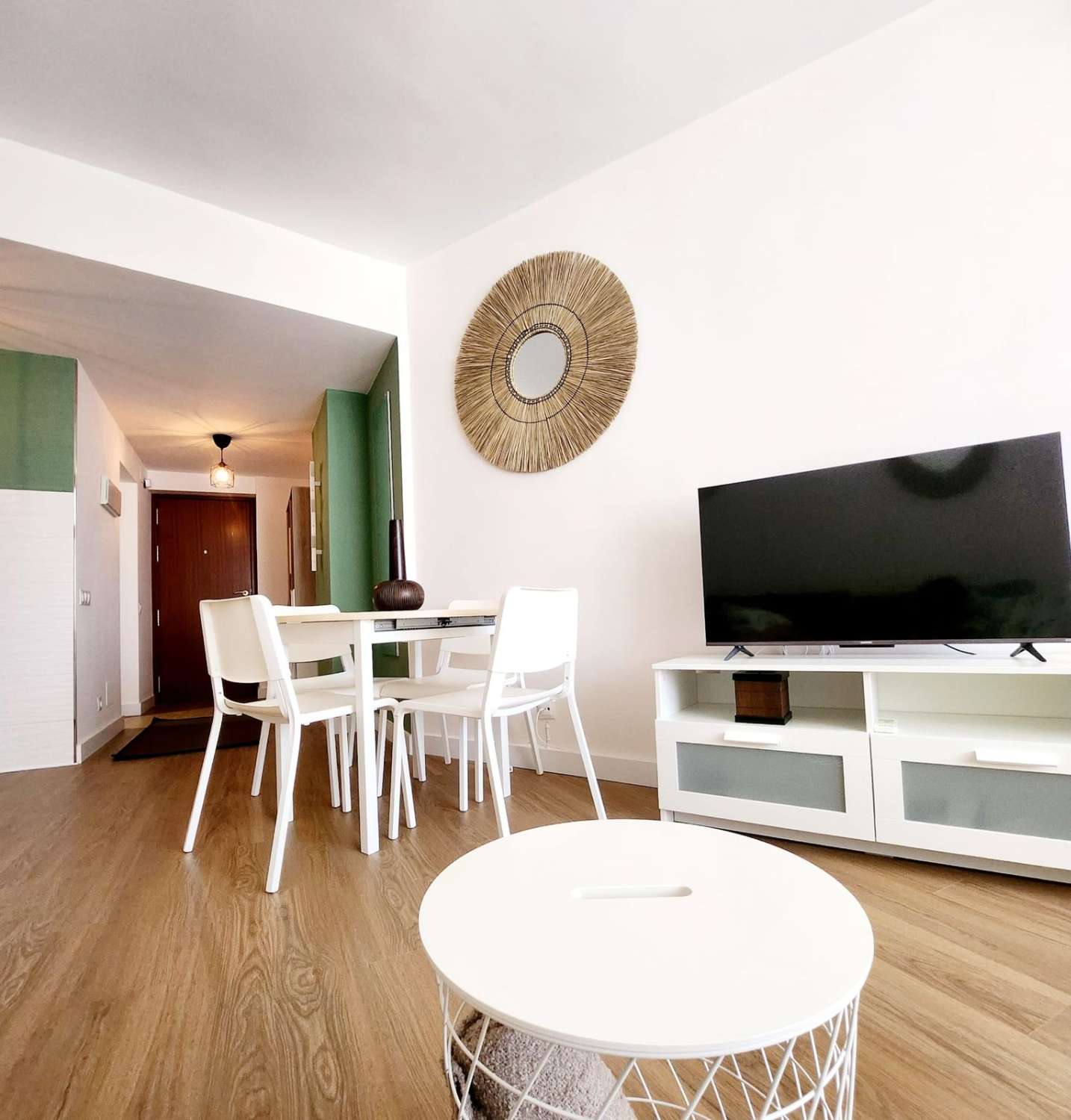 Media temporada . Se alquila desde  1.9.26 - 30/06/27 bonito estudio con vistas al mar y al montaña en La Colina (Torremolinos)