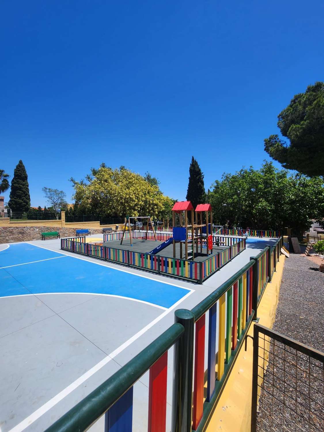 Media temporada . Se alquila desde  1.9.26 - 30/06/27 bonito estudio con vistas al mar y al montaña en La Colina (Torremolinos)