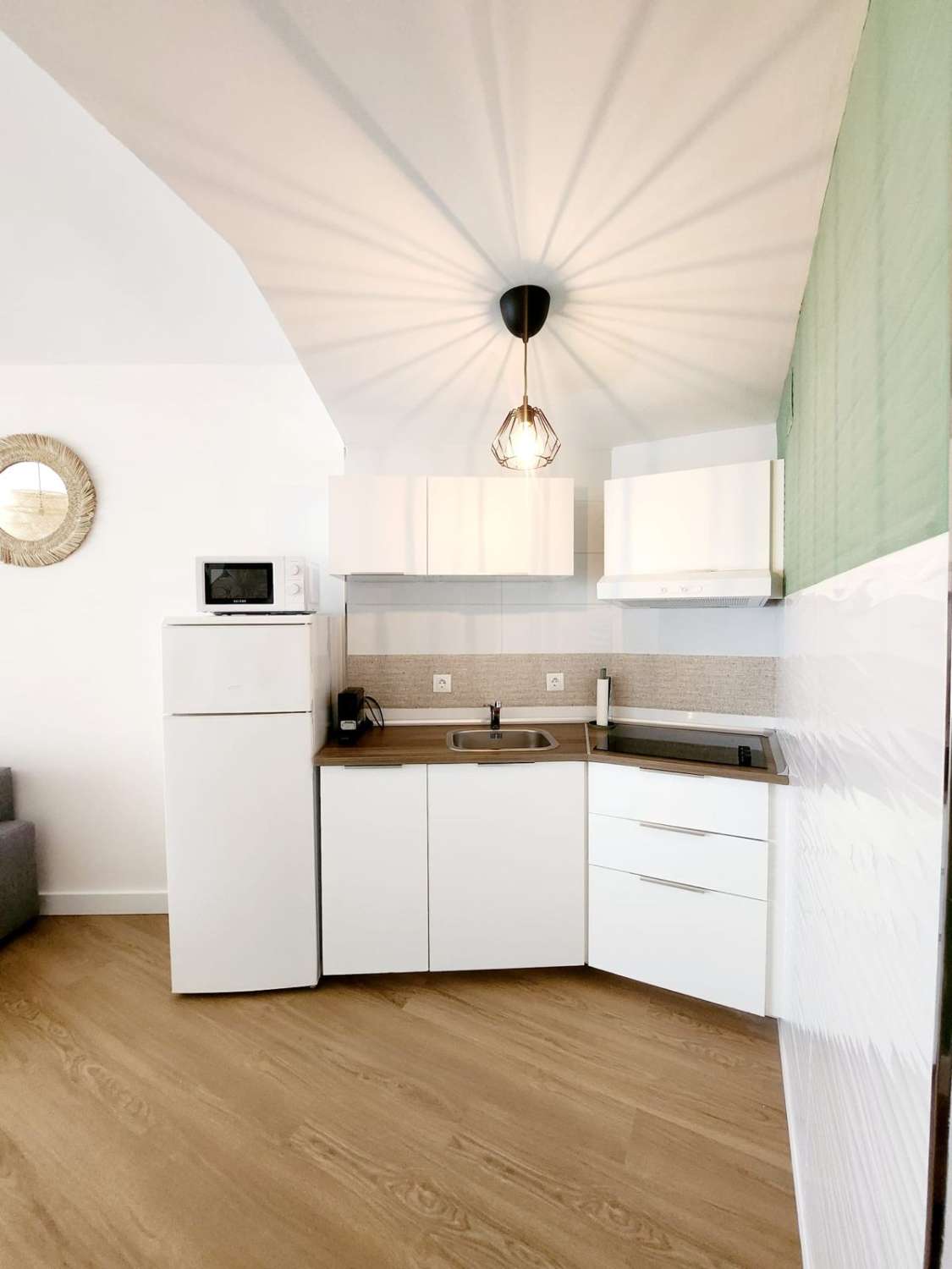 Media temporada . Se alquila desde  1.9.26 - 30/06/27 bonito estudio con vistas al mar y al montaña en La Colina (Torremolinos)