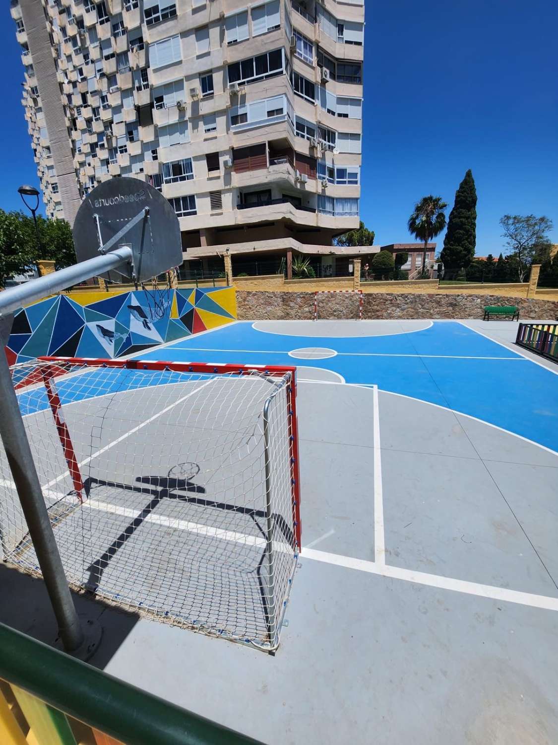 Media temporada . Se alquila desde  1.9.26 - 30/06/27 bonito estudio con vistas al mar y al montaña en La Colina (Torremolinos)