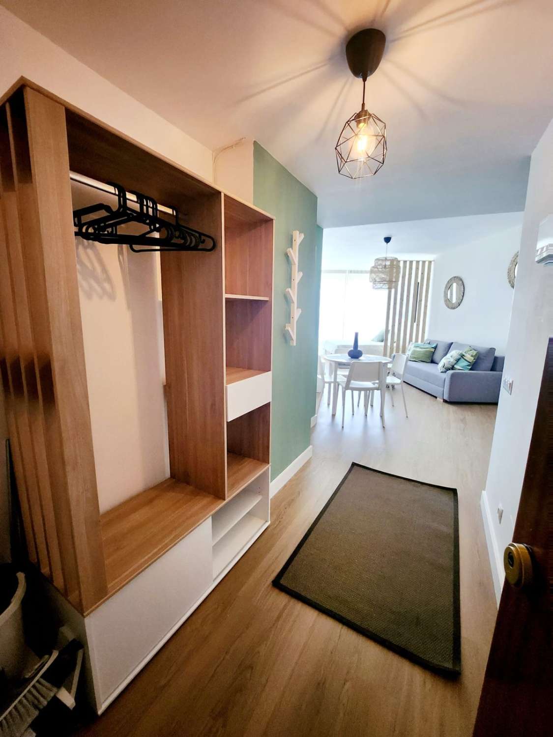 Media temporada . Se alquila desde  1.9.26 - 30/06/27 bonito estudio con vistas al mar y al montaña en La Colina (Torremolinos)