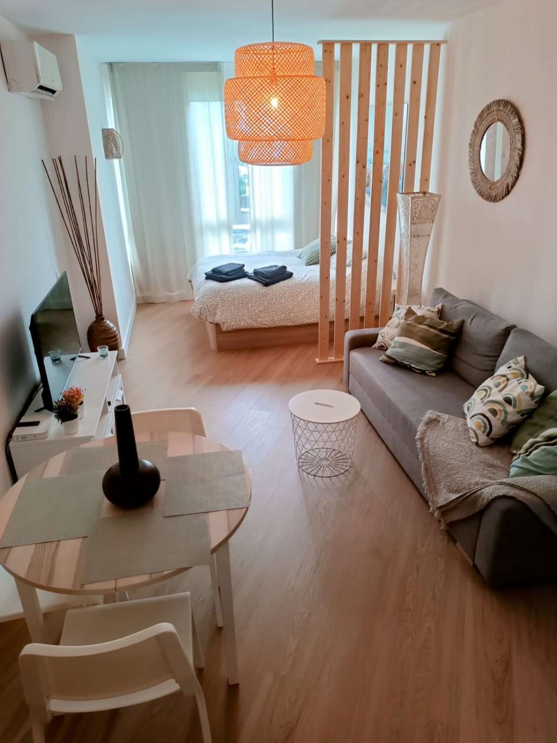 Media temporada . Se alquila desde  1.9.26 - 30/06/27 bonito estudio con vistas al mar y al montaña en La Colina (Torremolinos)